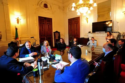 Vice-prefeita Paula Ioris e deputados da região no Palácio Piratini, com o Chefe da Casa Civil, Artur Lemos.<!-- NICAID(15148369) -->