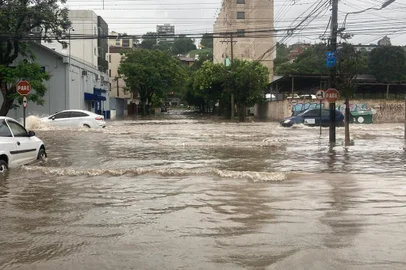 Alagamento na Vinte de Setembro, esquina com Venancio Aires em Caxias do Sul.<!-- NICAID(15640587) -->