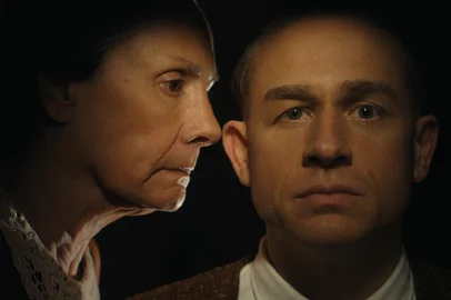 Monster: The Ed Gein Story. (L to R) Laurie Metcalf as Augusta Gein, Charlie Hunnam as Ed Gein in episode 307 of Monster: The Ed Gein Story. Cr. Courtesy Of Netflix Â© 2025Fonte: Monster__The_Ed_Gein_Story_n_S1_E7_00_35<!-- NICAID(16139966) -->