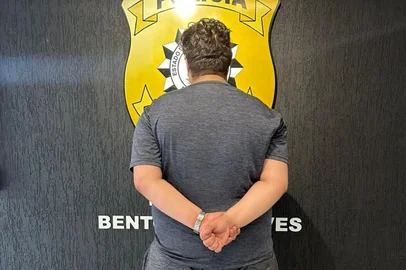 1ª Delegacia de Polícia de Bento Gonçalves / Divulgação A Polícia Civil de Bento Gonçalves, por meio de agentes da 1ª Delegacia de Polícia, cumpriu, na manhã desta terça-feira, dia 10 de fevereiro de 2026, mandado de prisão preventiva contra homem de 20 anos, investigado pela prática do crime de estelionato.De acordo com as investigações, o indivíduo atuava de forma reiterada na aplicação de golpes pela internet, especialmente por meio da venda fraudulenta de aparelhos celulares, gerando significativo prejuízo financeiro às vítimas.<!-- NICAID(16222605) -->