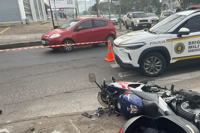PORTO ALEGRE - Motociclista morre em acidente na Avenida Ipiranga. Motorista de carro fugiu sem prestar socorro. <!-- NICAID(16051329) -->