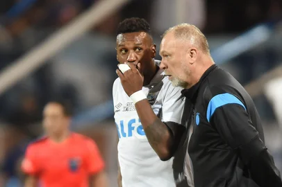 Gremio's midfielder #08 Edenilson (L) talks with Gremio's Brazilian head coach Mano Menezes during the Copa Sudamericana group stage football match between Argentina's Godoy Cruz and Brazil's Gremio at the Malvinas Argentinas stadium in Mendoza, Argentina, on April 24, 2025. (Photo by Andres LARROVERE / AFP)Editoria: SPOLocal: MendozaIndexador: ANDRES LARROVERESecao: soccerFonte: AFPFotógrafo: STR<!-- NICAID(16023899) -->