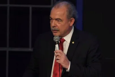 Mercadante diz que relatório de transição "só de revogaço tem 23 páginas"<!-- NICAID(15294431) -->