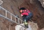 As imagens de uma operação de quatro horas para salvar uma cadelinha em Sapucaia do Sul