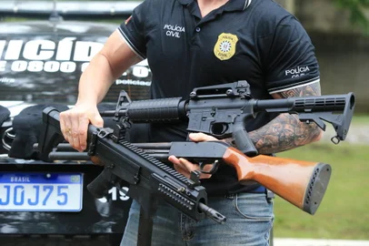 PORTO ALEGRE, RS, BRASIL, 31/10/2023- Operação policial que completa mil presos. Na foto, armas e munições apreendidas.  Foto: Ronaldo Bernardi / Agencia RBS<!-- NICAID(15584265) -->