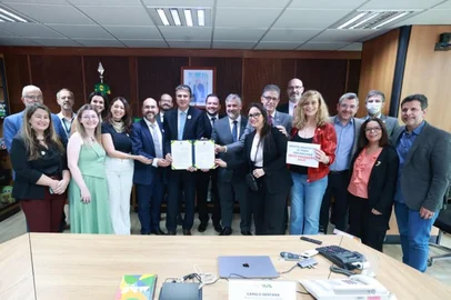 Luís Fortes / MEC O Ministério da Educação (MEC) realizou, nesta quinta-feira, 11 de dezembro, solenidade de assinatura do acordo de cooperação técnica (ACT) entre a Empresa Brasileira de Serviços Hospitalares (Ebserh) e a Universidade Federal do Pampa (Unipampa) para a construção do Hospital Universitário da instituição no Campus Uruguaiana — região da fronteira Oeste do Rio Grande do Sul. A assinatura foi feita pelo ministro da Educação, Camilo Santana; pelo presidente da Ebserh, Arthur Chioro; e pelo reitor da Unipampa, Edward Pessano, na sede do MEC, em Brasília.<!-- NICAID(16185194) -->