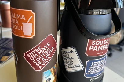 Termolar / Divulgação Termolar lança nova edição de adesivos para térmicas, com frases criadas pelo poeta gaúcho Gujo Teixeira.<!-- NICAID(16204585) -->