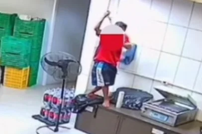 Brigada Militar / Divulgação Vídeo mostra homem invadindo pizzaria para furtar pepperoni e pistache no RS<!-- NICAID(16202971) -->