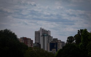 PORTO ALEGRE, RS, BRASIL - 16-11-2025: Tarde de temperatura elevada e clima abafado antecipam previsão de alerta de tempestade pelo Estado. (Foto: André Ávila/Agência RBS)Indexador: Andre Avila<!-- NICAID(16168329) -->