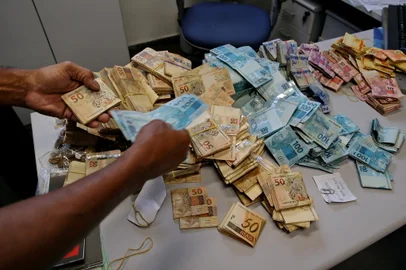 A Polícia Federal (PF) e a Receita Federal cumpriram, na manhã desta terça-feira (21), 10 mandados de prisão preventiva e 25 de busca e apreensão em cinco cidades gaúchas e em Santa Catarina e São Paulo. A chamada Operação Egypto investiga a Indeal, com sede em Novo Hamburgo, que atua sem autorização do Banco Central.<!-- NICAID(14087262) -->
