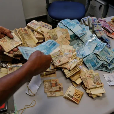 A Polícia Federal (PF) e a Receita Federal cumpriram, na manhã desta terça-feira (21), 10 mandados de prisão preventiva e 25 de busca e apreensão em cinco cidades gaúchas e em Santa Catarina e São Paulo. A chamada Operação Egypto investiga a Indeal, com sede em Novo Hamburgo, que atua sem autorização do Banco Central.<!-- NICAID(14087262) -->