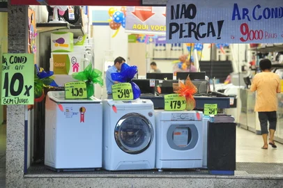 SANTA MARIA , RS , BRASIL , 26/03/2015Ofertas de compras parceladas sem juros, como nos anúncios, estão cada vez mais raras nos panfletos de lojas de eletrodomésticos de Santa Maria. Explicação é a taxa básica de juros elevada e outros custos que as empresas estão tendo neste começo de ano.FOTO JEAN PIMENTEL / AGÊNCIA RBS, GERAL<!-- NICAID(11293484) -->