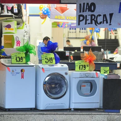 SANTA MARIA , RS , BRASIL , 26/03/2015Ofertas de compras parceladas sem juros, como nos anúncios, estão cada vez mais raras nos panfletos de lojas de eletrodomésticos de Santa Maria. Explicação é a taxa básica de juros elevada e outros custos que as empresas estão tendo neste começo de ano.FOTO JEAN PIMENTEL / AGÊNCIA RBS, GERAL<!-- NICAID(11293484) -->