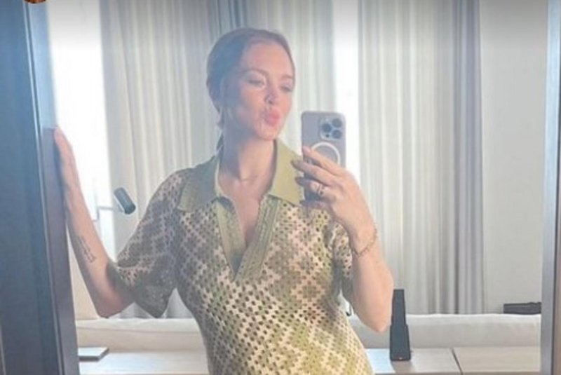 Lindsay Lohan mostra barriga discreta de gravidez pela primeira vez<!-- NICAID(15412278) -->