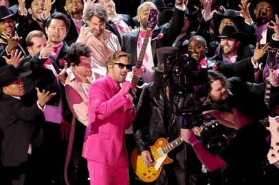 HOLLYWOOD, CALIFORNIA - MARCH 10: (L-R) Sam Hunt, Simu Liu, Mark Ronson, Ryan Gosling, and Slash perform 'I'm Just Ken' from "Barbie" onstage during the 96th Annual Academy Awards at Dolby Theatre on March 10, 2024 in Hollywood, California.   Kevin Winter/Getty Images/AFP (Photo by KEVIN WINTER / GETTY IMAGES NORTH AMERICA / Getty Images via AFP)<!-- NICAID(15701658) -->