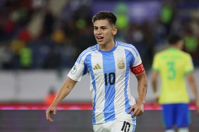 Argentina's midfielder #10 Claudio Echeverri celebrates after scoring from the penalty spot during the 2025 South American U-20 football championship final round match between Brazil and Argentina at the Brígido Iriarte stadium in Caracas on February 13, 2025. (Photo by Edison GAMEZ / AFP)<!-- NICAID(15976320) -->