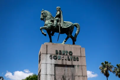 PORTO ALEGRE, RS, BRASIL, 02-12-2025: Monumento de Bento Gonçalves na Avenida João Pessoa está abandonado e deteriorado. Sem as placas e com pichações, o munumento será restaurado pelo Sinduscon. (Foto: André Ávila/Agência RBS)Indexador: Andre Avila<!-- NICAID(16178396) -->