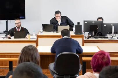 O júri de Andrew Heger Ribas, acusado de matar o avô e a companheira dele em fevereiro de 2022, em Cachoeirinha, na Região Metropolitana, teve início por volta das 9h desta quarta-feira (6), no Foro da Comarca local. O juiz de direito Márcio Luciano Rossi Barbieri Homem, que preside a sessão, não autorizou a realização de imagens do julgamento.<!-- NICAID(16095804) -->