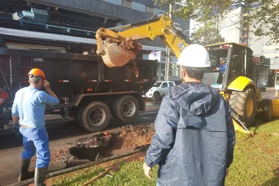 Conserto de rompimento deixa trânsito em meia pista no bairro Boqueirão<!-- NICAID(16016410) -->