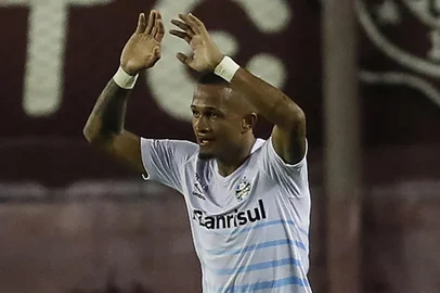 Brazil's Gremio Leo Pereira celebrates after scoring against Argentina's Lanus during the Copa Sudamericana football tournament group stage match at La Fortaleza stadium in Lanus, Buenos Aires Province, on April 29, 2021. (Photo by AGUSTIN MARCARIAN / various sources / AFP)Editoria: SPOLocal: LanusIndexador: AGUSTIN MARCARIANSecao: soccerFonte: AFPFotógrafo: STR<!-- NICAID(14770383) -->