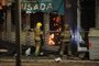 Nove pessoas morrem em incêndio em pousada na Avenida FarraposOutras sete pessoas foram resgatadas, sendo que seis foram encaminhadas para atendimento hospitalar. Local não possuía alvará para funcionamento e nem plano de proteção contra incêndio, segundo os bombeiros<!-- NICAID(15745812) -->