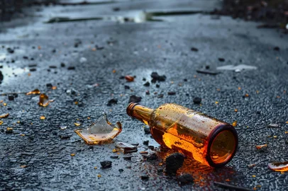 a broken bottle on the roadFonte: 870216751<!-- NICAID(15939475) -->