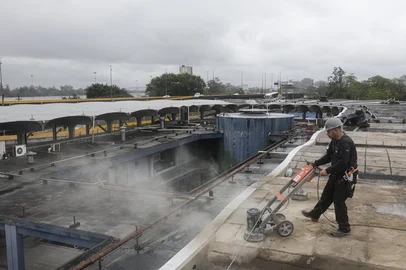 Mateus Bruxel / Agencia RBS PORTO ALEGRE, RS, BRASIL, 13-10-2026: Obras de revitalização da Estação Rodoviária de Porto Alegre. Os trabalhos começaram no final de março e estão 47% concluídos. Há intervenções na cobertura, guichês de passagens intermunicipais e interestaduais e banheiros. Foto: Mateus Bruxel/Grupo RBSIndexador: MATEUS BRUXEL<!-- NICAID(16386140) -->
