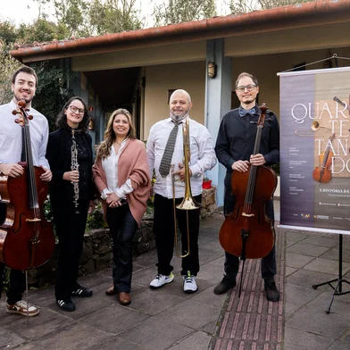 Neste domingo, 31 de agosto, às 11h, o Arquivo Histórico Municipal João Spadari Adami será palco para uma edição especial do projeto Quartetando: A História da Música. A apresentação será gratuita e aberta ao público. A sede fica localizada na Av. Julio de Castilhos, 318, bairro Lourdes, em Caxias do Sul.O grupo é formado pelos músicos: Paulo Fernando Ferreira (trombone), Caroline Marini (oboé), Reginaldo Devens Araldi e Daniel Alves Guedes (violoncelos). A narração é de Ester Chaves (centro da foto).<!-- NICAID(16111795) -->