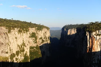 CAMBARÁ DO SUL, RS, BRASIL, 24/05/2022. A reportagem foi até o Cânion Itaimbezinho, no Parque Nacional Aparados da Serra, gerido pelo ICMBio e que está sob concessão da empresa Urbia Cânions Verdes. Entre as novidades, estão o passeio de bicicleta pela Trilha do Cotovelo e uma experiência de balão cativo. Na foto, o casal Michele Nascimento, 27 anos, e Maurício Ribeiro dos Santos, 28. (Bruno Todeschini/Agência RBS)<!-- NICAID(15106841) -->