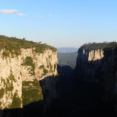 CAMBARÁ DO SUL, RS, BRASIL, 24/05/2022. A reportagem foi até o Cânion Itaimbezinho, no Parque Nacional Aparados da Serra, gerido pelo ICMBio e que está sob concessão da empresa Urbia Cânions Verdes. Entre as novidades, estão o eio de bicicleta pela Trilha do Cotovelo e uma experiência de balão cativo. Na foto, o casal Michele Nascimento, 27 anos, e Maurício Ribeiro dos Santos, 28. (Bruno Todeschini/Agência RBS)<!-- NICAID(15106841) -->