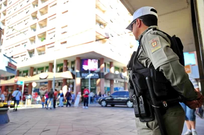 Os 200 policiais militares chegam à Capital, nesta quarta-feira (9), às 14h30, na Academia de Polícia Militar. Após dois dias de treinamento e reciclagem em técnicas de abordagem, patrulhamento, instrução de tiro, direitos humanos, entre outros áreas, os PMs serão distribuídos nas cidades de Alvorada, Viamão, Cachoeirinha, Gravataí e Porto Alegre. Serão 125 policiais militares na Região Metropolitana e 75 na Capital. A ação deverá durar dois meses e serão aplicados de R$ 720 mil para o pagamento adiantado de diárias.<!-- NICAID(8211609) -->