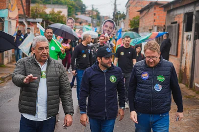 Gabriel SOuza faz campanha na Vila Cruzeiro, acompanhado do prefeito Sebastião Melo e do vereador Rafael Fleck<!-- NICAID(16374652) -->