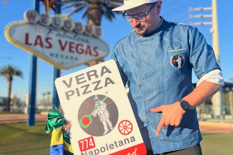 PREMIADO PIZZAIOLO BRASILEIRO RECEBE CERTIFICADO INÉDITO EM LAS VEGAS Peterson Secco pega a estrada com um forno à lenha móvel e prepara a verdadeira pizza napoletana em diferentes lugares<!-- NICAID(15715246) -->