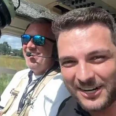 o comediante Badin ficou preso em um congestionamento na Rota do Sol, na região de São Francisco de Paula no início da tarde, devido a um acidente, e não conseguiria chegar em tempo para o evento. Para garantir a apresentação e não frustrar o público, a organização da Festa da Uva providenciou o “resgate” do artista por meio do helicóptero que está oferecendo serviço de táxi-aéreo turístico aos visitantes. <!-- NICAID(15682897) -->