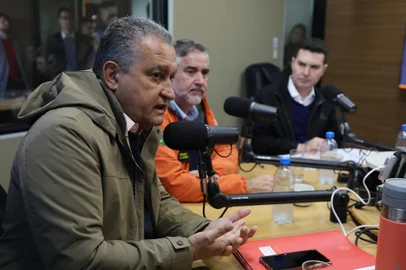 PORTO ALEGRE, RS, BRASIL, 30/07/2024- Entrevista com os ministros, Paulo Pimenta, Ministro Secretaria de Comunicação Social, Rui Costa, Ministro da Casa Civil, Jader Filho, Ministro das Cidades e Walden Góes, Ministro de Estado, no Gaúcha Atualidade. Foto: Jefferson Botega / Agencia RBSIndexador: jeff botega<!-- NICAID(15826538) -->