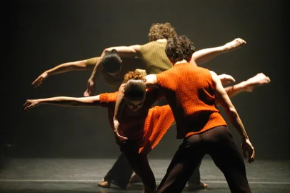 Casa da Cultura - apresentação da Cisne Negro Cia. de Dança. Na foto a coreografia " Cherché, Trouvá, Perdu" ("Procurar, Encontrar, Perder").<!-- NICAID(1016913) -->