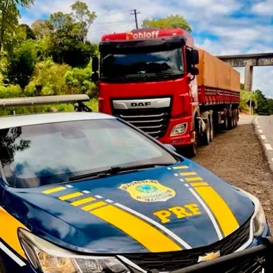 Caminhoneiro é preso após ser flagrado dirigindo embriagado e fazendo zigue-zague na BR-470, em Garibaldi<!-- NICAID(15620529) -->