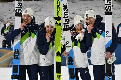 Eslovênia, equipe mista, salto esqui Normal hill