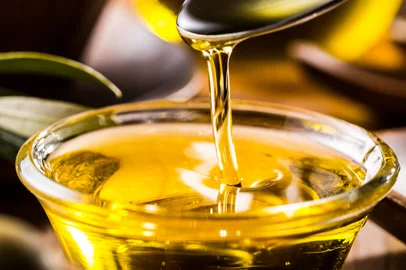 Azeite. Foto: BRAD/ stock.adobe.comFonte: 141614777<!-- NICAID(15401413) -->