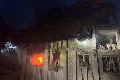 This handout photo released by Iran's Revolutionary Guard Corps (IRGC) official Sepah News Telegram channel on June 13, 2025 reportedly shows a damaged building in Tehran on fire following Israeli strikes on the Iranian capital early in the morning. Israeli Prime Minister Benjamin Netanyahu said in a video statement in the early hours of June 13 that Israel carried out strikes on Iran and the military operation against the Islamic republic would  "continue for as many days as it takes". (Photo by SEPAH NEWS / AFP) / RESTRICTED TO EDITORIAL USE - MANDATORY CREDIT "AFP PHOTO / SEPAH NEWS  " - NO MARKETING NO ADVERTISING CAMPAIGNS - DISTRIBUTED AS A SERVICE TO CLIENTSEditoria: WARLocal: TehranIndexador: -Secao: conflict (general)Fonte: SEPAH NEWSFotógrafo: Handout<!-- NICAID(16058807) -->