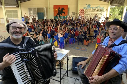 Projeto com os acordeonistas Gilney Bertussi e Rafael De Boni contemplou 1500 alunos em Caxias e no segundo semestre chegará a escolas estaduais também de outras cidades gaúchasEnquanto a Comissão da Música no Conselho Estadual de Cultura prepara a declaração do bugio como Patrimônio Imaterial do Rio Grande do Sul, os acordeonistas Gilney Bertussi e Rafael De Boni cumpriram a tarefa de popularizar o gênero encerrando, nesta semana, mais uma edição do projeto Nossa Música Entre Causos e Gaitas, que tem justamente o bugio como foco dos trabalhos. O projeto tem apoio da Fundação Marcopolo.<!-- NICAID(16003770) -->