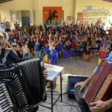 Projeto com os acordeonistas Gilney Bertussi e Rafael De Boni contemplou 1500 alunos em Caxias e no segundo semestre chegará a escolas estaduais também de outras cidades gaúchasEnquanto a Comissão da Música no Conselho Estadual de Cultura prepara a declaração do bugio como Patrimônio Imaterial do Rio Grande do Sul, os acordeonistas Gilney Bertussi e Rafael De Boni cumpriram a tarefa de popularizar o gênero encerrando, nesta semana, mais uma edição do projeto Nossa Música Entre Causos e Gaitas, que tem justamente o bugio como foco dos trabalhos. O projeto tem apoio da Fundação Marcopolo.<!-- NICAID(16003770) -->