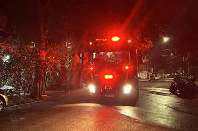 06 de maio de 2025.Um incêndio atingiu um apartamento no bairro Floresta, na zona norte de Porto Alegre na madrugada desta terça-feira (6). Uma idosa ficou gravemente ferida e foi encaminhada ao Hospital de Pronto Socorro (HPS). Seis animais que moravam com ela no apartamento morreram.<!-- NICAID(16030899) -->