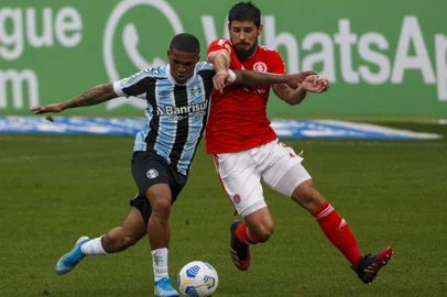 Jogadores do Internacional e Grêmio tentam lance durante partida pelo grenal.Foto: Jefferson Botega/Agência RBSIndexador: Jeff Botega<!-- NICAID(14831582) -->