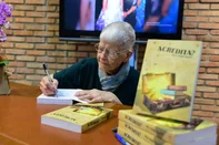 "Nunca é tarde": conheça a escritora que lançou o primeiro livro aos 88 anos em Passo Fundo<!-- NICAID(16161583) -->