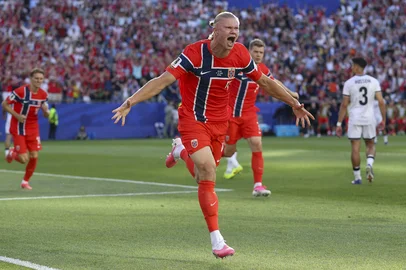 FOXBOROUGH, MASSACHUSETTS - JUNE 16: Erling Haaland #9 of Norway celebrates scoring his team's first goal during the FIFA World Cup 2026 Group I match between Iraq and Norway at Boston Stadium on June 16, 2026 in Foxborough, Massachusetts.   Justin Setterfield/Getty Images/AFP (Photo by Justin Setterfield / GETTY IMAGES NORTH AMERICA / Getty Images via AFP)<!-- NICAID(16308065) -->