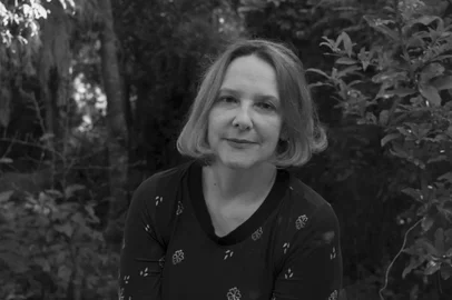 Paula Deconto lança romance policial na 68ª Feira do Livro de Porto Alegre . Segredos de Mato Alto tem lançamento no dia 11 de novembro.Paula Deconto nasceu em Garibaldi, Rio Grande do Sul, em 9 de abril de 1969. Aos onze anos, leu a obra de Agatha Christiee apaixonou-se pela literatura. Aos dezenove, foi repórter do Jornal O Novo Tempo, de Garibaldi, escrevendo matérias de pesquisa jornalística e realizando entrevistas. Bacharel em Direito, trabalha na área jurídica há vinte e sete anos.<!-- NICAID(15257207) -->