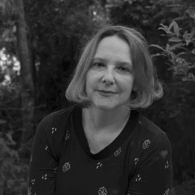 Paula Deconto lança romance policial na 68ª Feira do Livro de Porto Alegre . Segredos de Mato Alto tem lançamento no dia 11 de novembro.Paula Deconto nasceu em Garibaldi, Rio Grande do Sul, em 9 de abril de 1969. Aos onze anos, leu a obra de Agatha Christiee apaixonou-se pela literatura. Aos dezenove, foi repórter do Jornal O Novo Tempo, de Garibaldi, escrevendo matérias de pesquisa jornalística e realizando entrevistas. Bacharel em Direito, trabalha na área jurídica há vinte e sete anos.<!-- NICAID(15257207) -->