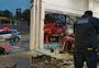 Passageira é resgatada por pedestres após carro bater em poste e pegar fogo em Bagé; motorista morre