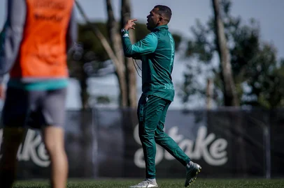 Treino do Juventude no CT em preparação para o duelo com o Santos, pela 18ª rodada do Brasileirão 2025. Na foto:Auxiliar-técnico Gerson Ramos.<!-- NICAID(16092759) -->